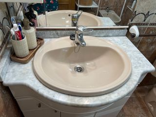 Mueble de baño con espejo y lavabo