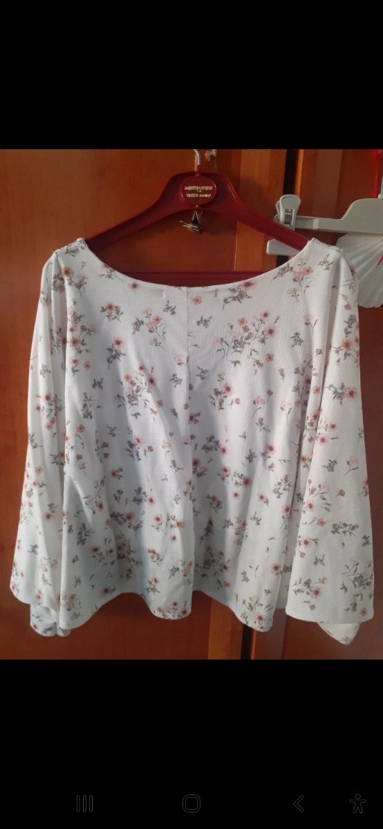 Blusa Bershka floral blanca