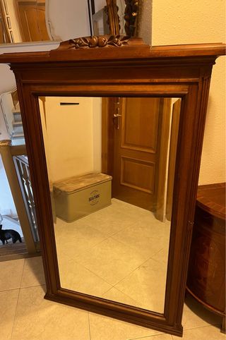 Espejo de madera marrón