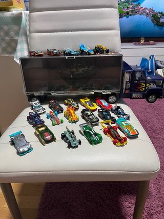 Lote 21 Coches Hot Wheels y Camión Transportador