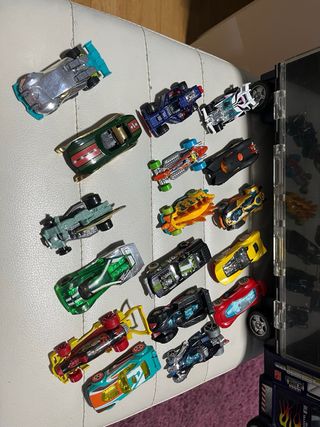 Lote 21 Coches Hot Wheels y Camión Transportador