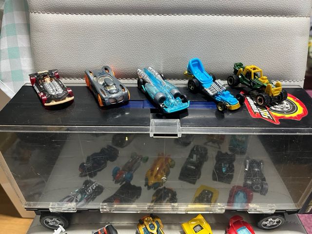 Lote 21 Coches Hot Wheels y Camión Transportador