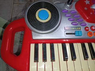 Piano infantil con micrófono y taburete