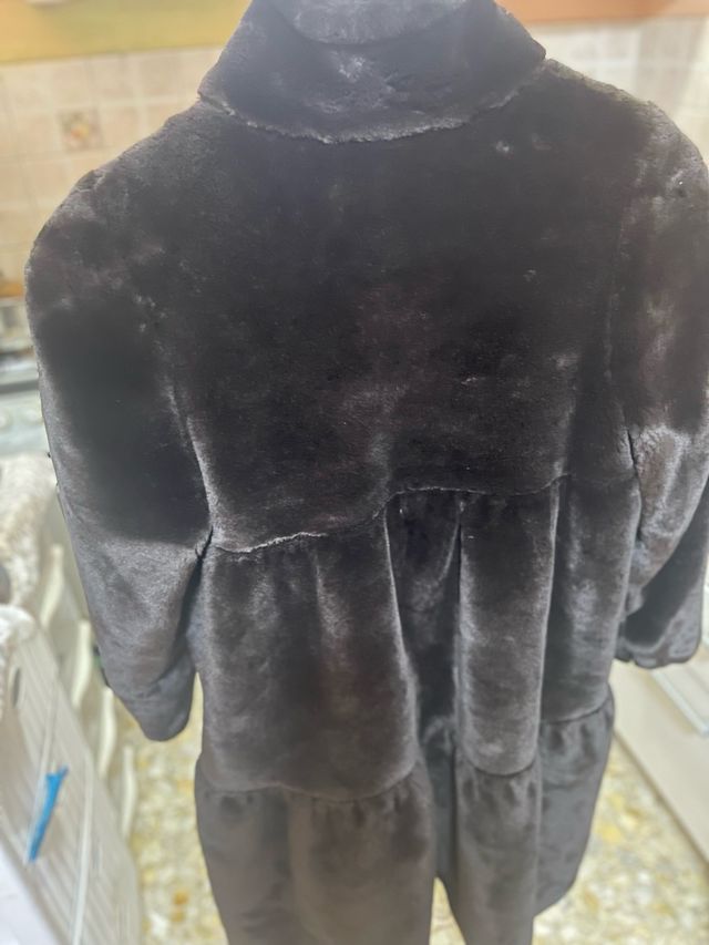 Cappotto nero in pelliccia sintetica