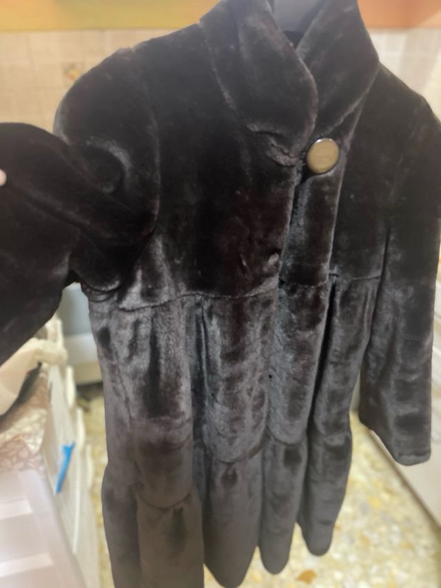 Cappotto nero in pelliccia sintetica