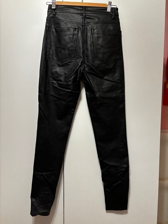 Pantalón  imitación cuero Stradivarius