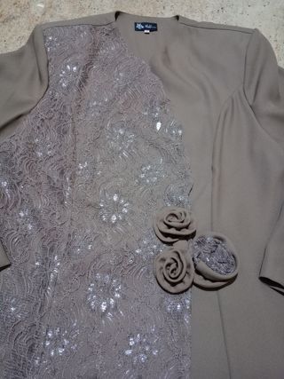 Traje de fiesta beige y plateado