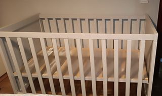 Cuna de bebé blanca