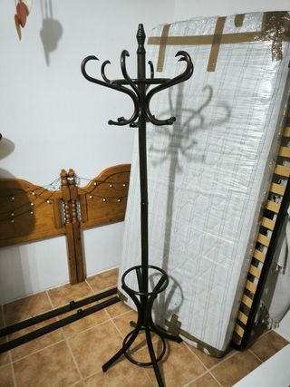 Perchero de pie en madera