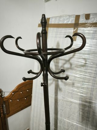 Perchero de pie en madera