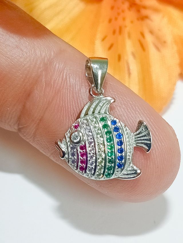 Dije Pez Globo Plata Ley Circonias Colores Plata.