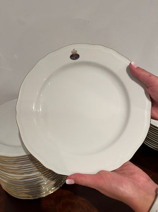 Vajilla de porcelana inglesa blanca y dorada