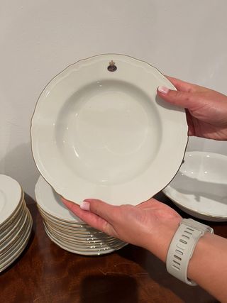 Vajilla de porcelana inglesa blanca y dorada