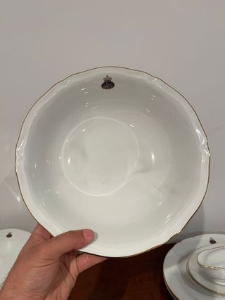 Vajilla de porcelana inglesa blanca y dorada