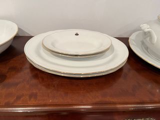 Vajilla de porcelana inglesa blanca y dorada