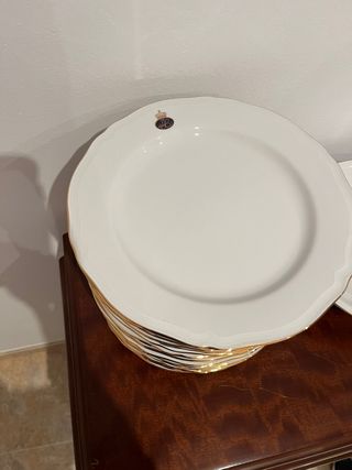 Vajilla de porcelana inglesa blanca y dorada