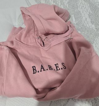 Sudadera rosa con texto B.A.B.Y.