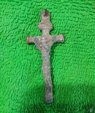 Cruz de plata encontrada con detector