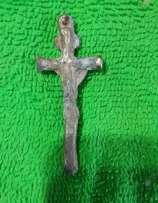 Cruz de plata encontrada con detector