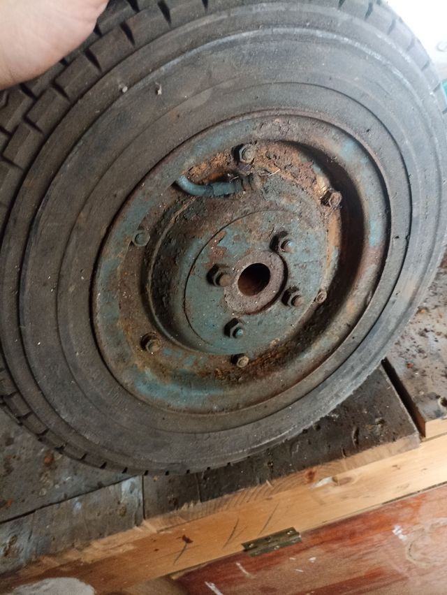 Rueda de camión antigua
