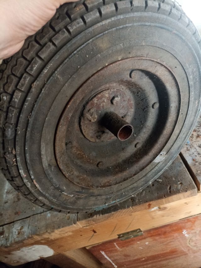 Rueda de camión antigua