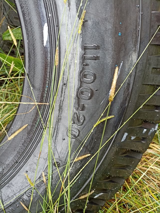 Rueda de camión antigua