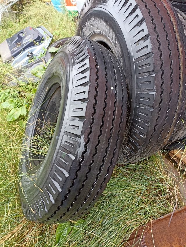 Rueda de camión antigua