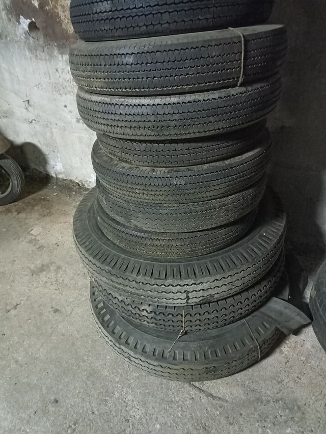 Rueda de camión antigua