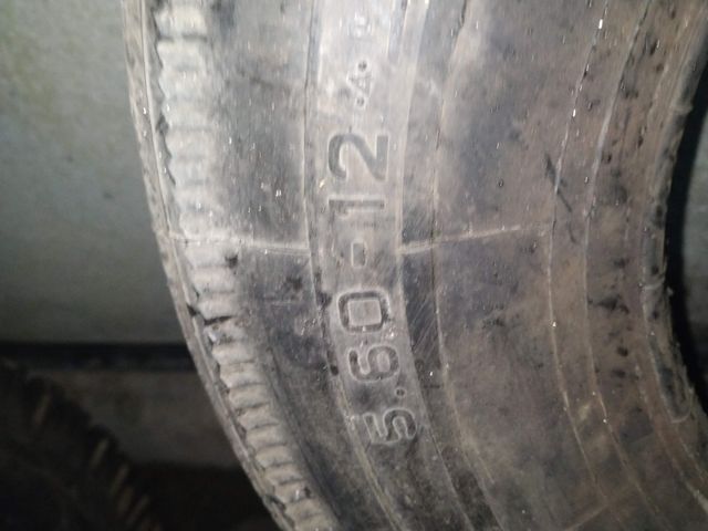 Rueda de camión antigua