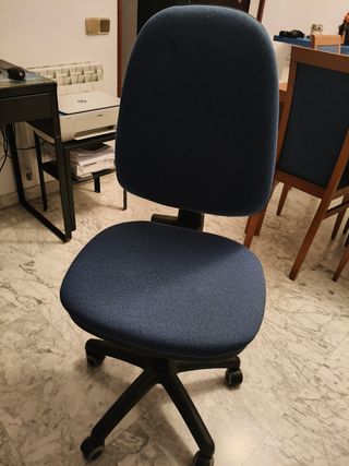 Silla de oficina azul y negra