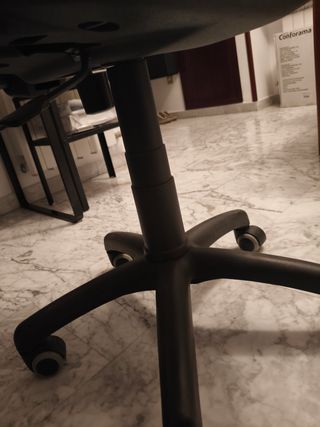 Silla de oficina azul y negra