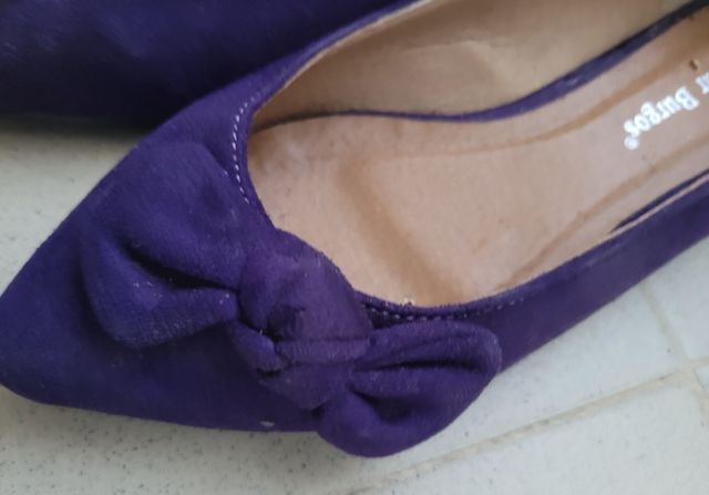 MANOLETINAS MORADAS PILAR BURGOS.