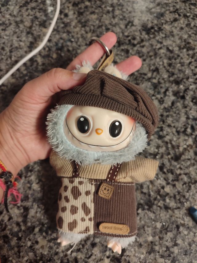 Labubu gris de colección con ropa