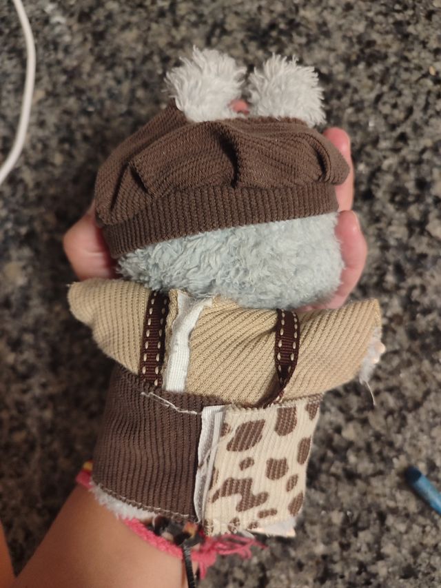 Labubu gris de colección con ropa