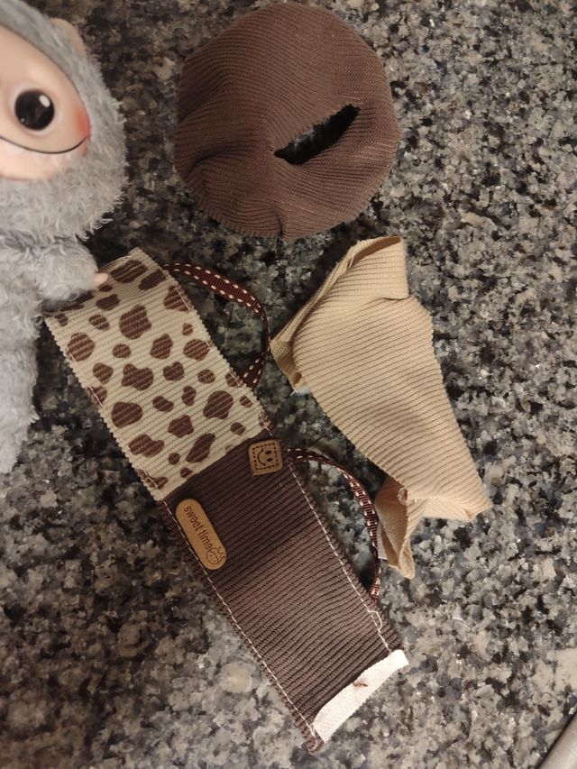 Labubu gris de colección con ropa