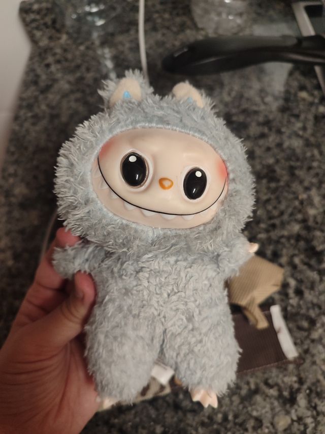Labubu gris de colección con ropa