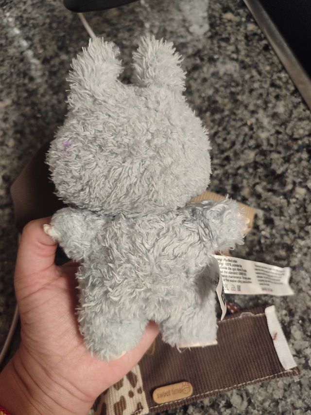 Labubu gris de colección con ropa