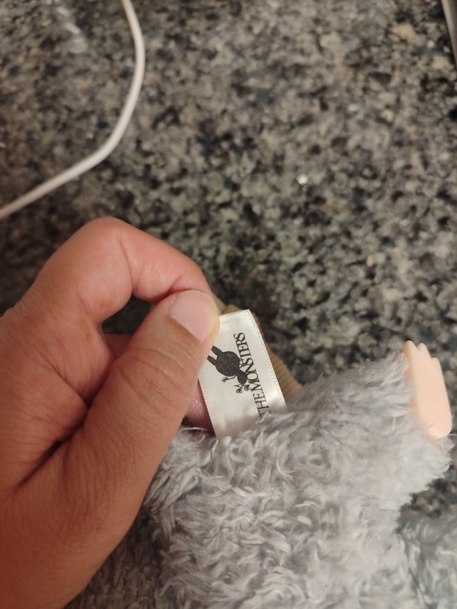 Labubu gris de colección con ropa