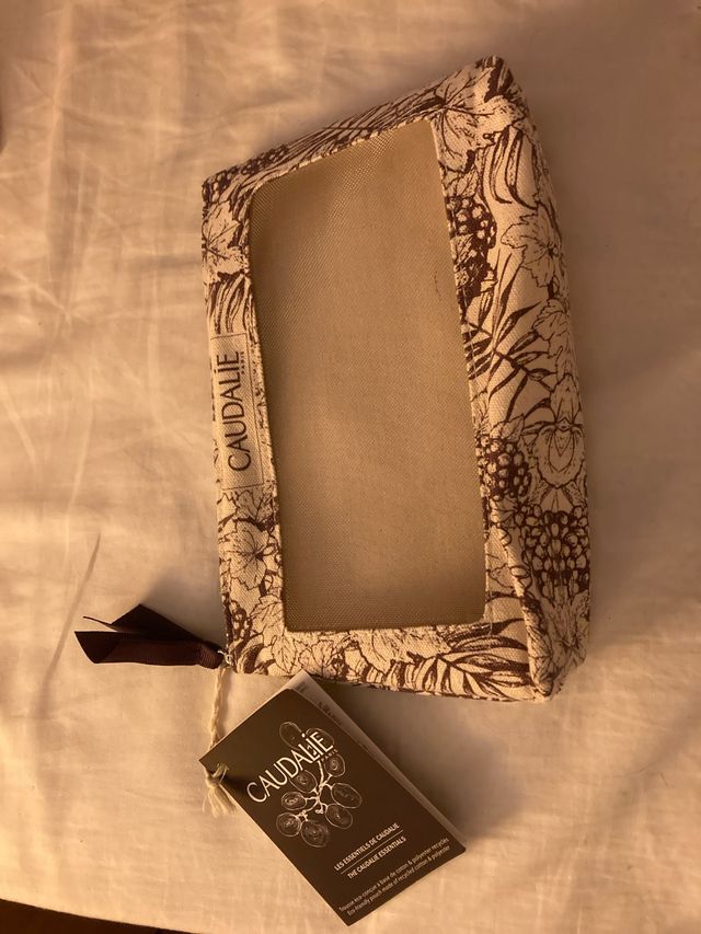 Neceser Caudalie estampado floral