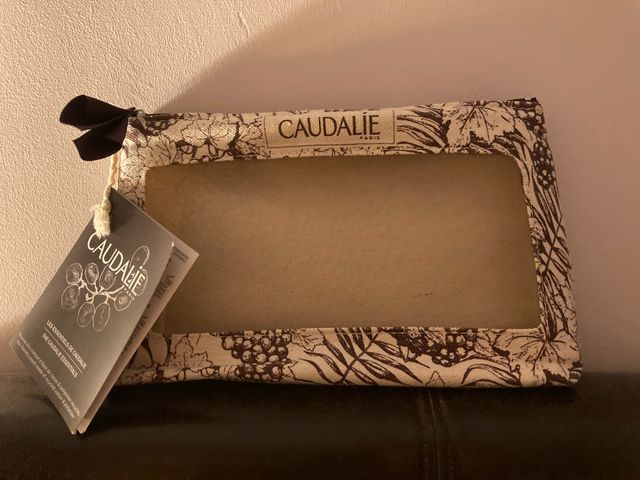 Neceser Caudalie estampado floral