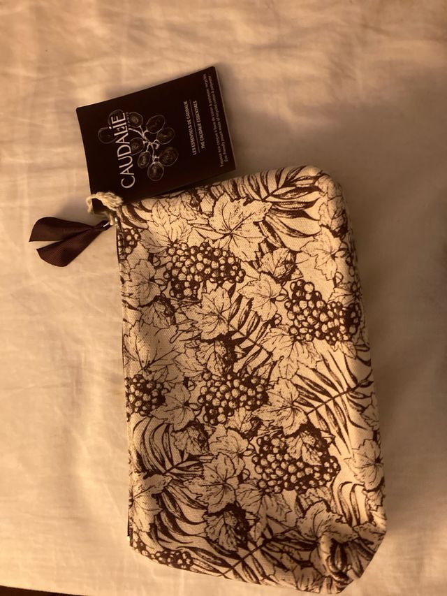 Neceser Caudalie estampado floral