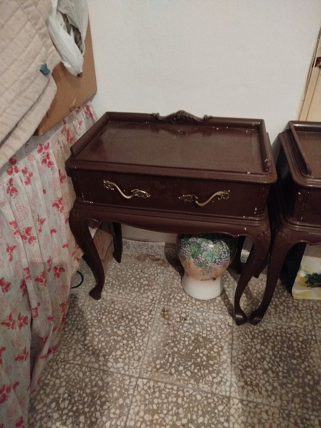 Mesillas de noche de madera marrones