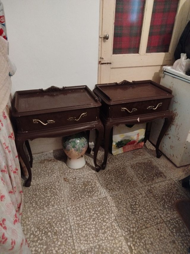 Mesillas de noche de madera marrones