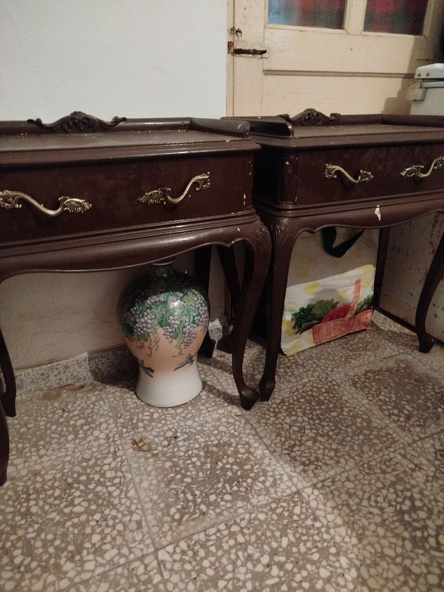 Mesillas de noche de madera marrones