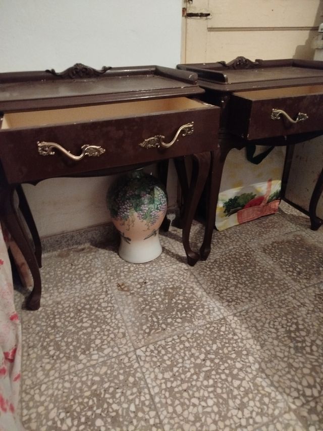 Mesillas de noche de madera marrones