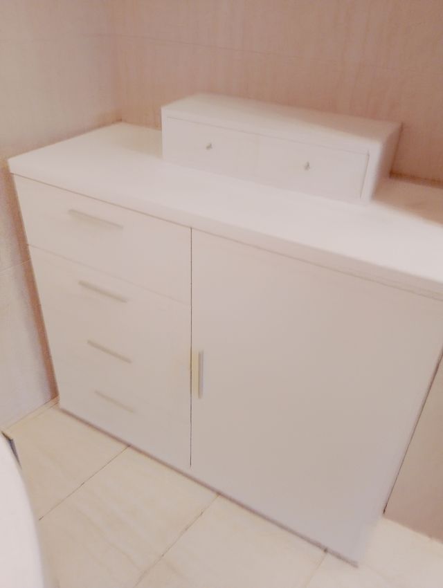 Mueble blanco con cajones y puertas