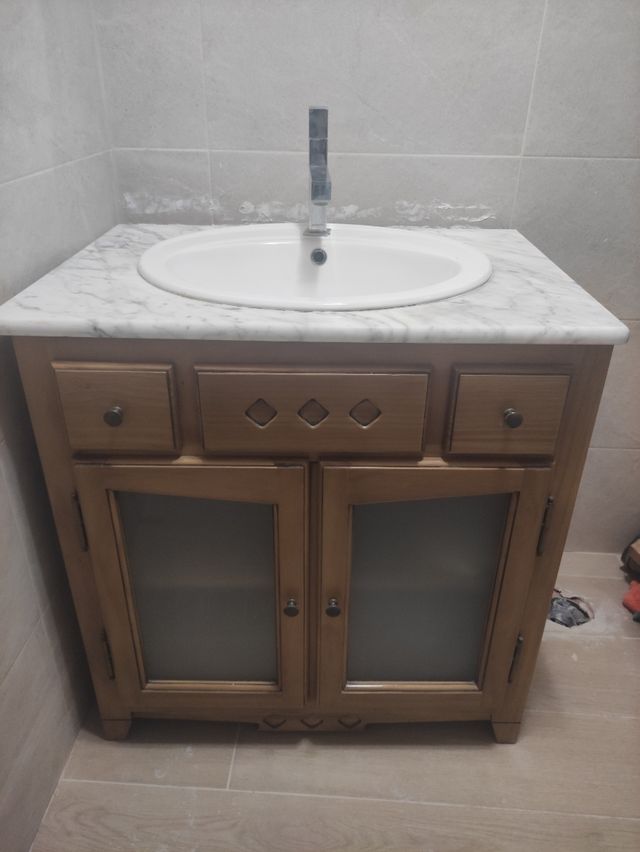 Mueble de baño madera maciza con lavabo y grifo