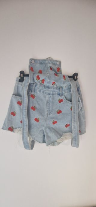 Salopette corta in denim con ciliegie