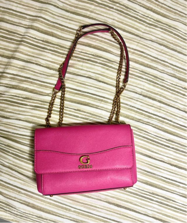 Borsa Guess fucsia con catena dorata