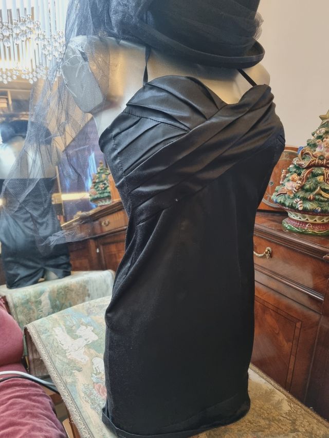 Abito nero, elegante,  elasticizzato.  VINTAGE.